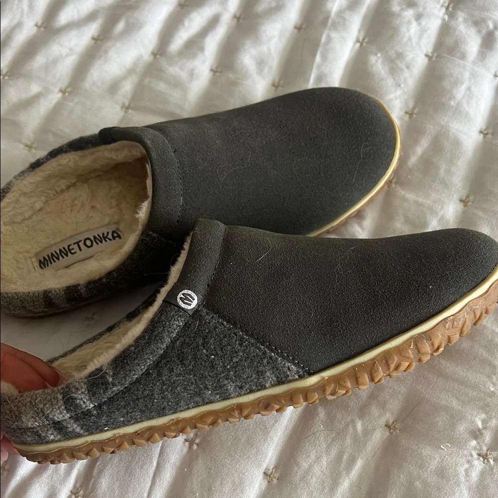 Minnetonka Women’s/Men’s Dark Gray Slip-Ons